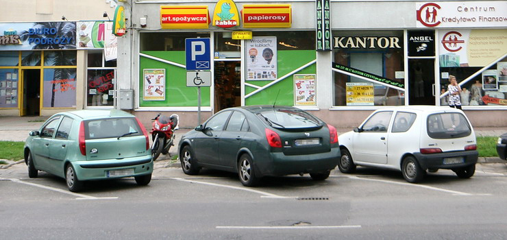 Dostał mandat, bo zaparkował auto... poza „kopertą”