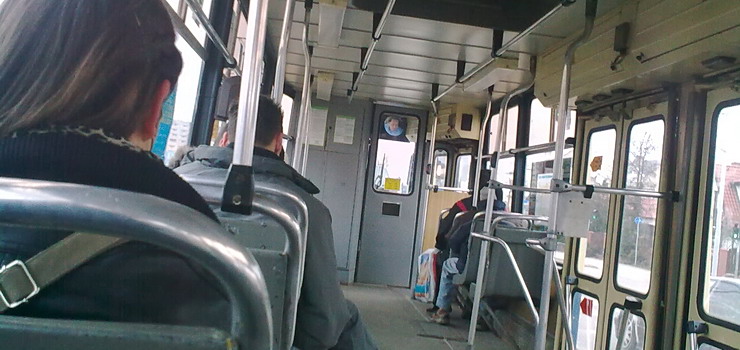 Pijany ch�opiec w tramwaju ledwo co kontaktowa� - pasa�erowie nie reagowali !