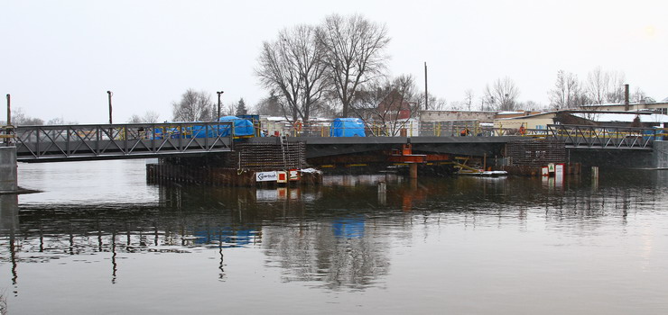 Pierwszy z most�w zyska� zwodzone prz�s�a
