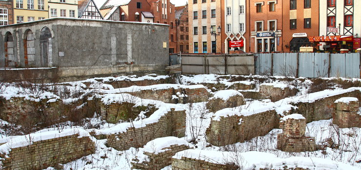 Od lat straszą starówkę swym wyglądem. Czy doczekają się odbudowy?