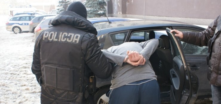 Policja zatrzymała 20-latka, który napadł i brutalnie pobił kobietę