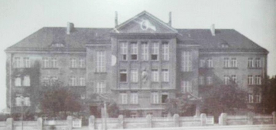 Towarzyszy mieszkańcom już 100 lat. Dziś budynek SP nr 4 obchodzi wyjątkowy jubileusz