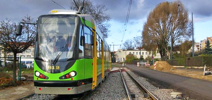 Mknie przez elbląskie torowiska. Pasażerów zabierze jeszcze przed Świętami