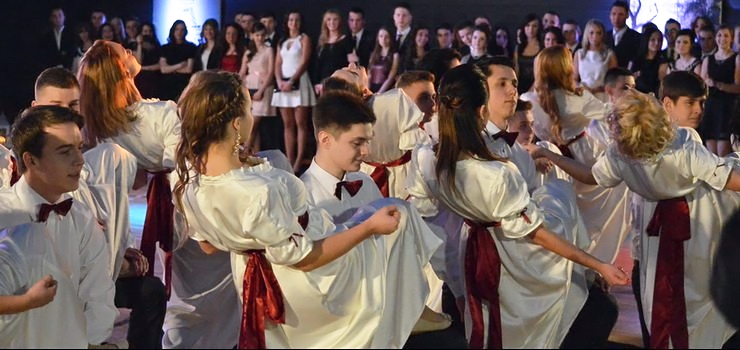 "Szkoła to nie tylko budynek. Stanowimy rodzinę, która wzajemnie się o siebie troszczy". Zdjęcia ze Studniówki w IV LO