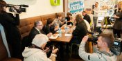 Dziennikarze i gocie na Mistrzostwach Elblga w jedzeniu pczkw - zobacz zdjcia