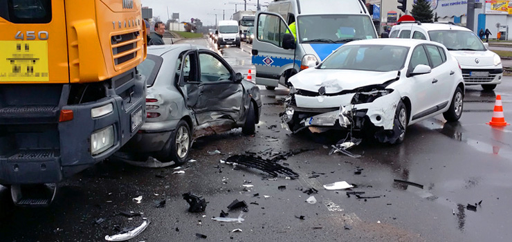 Wypadek na skrzyżowaniu. Zderzyły się cztery auta, w tym ciężarówka
