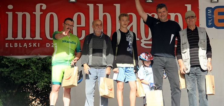 Festyn rowerowy w strugach deszczu