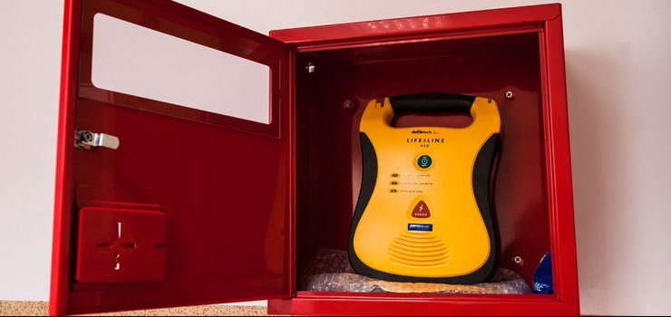 Defibrylatory AED. Gdzie są i jak się nimi posługiwać?