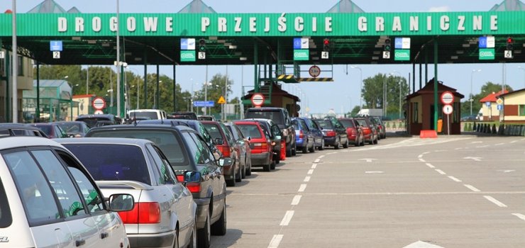 Embargiem w Polsk czy w Rosj? Ruch na granicy z Obwodem nie maleje
