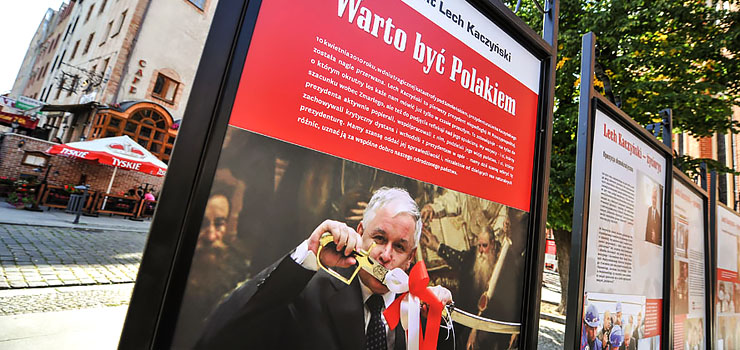 "Warto by Polakiem" - wystawa powicona p. Lechowi Kaczyskiemu. Co elblanie sdz o ekspozycji?