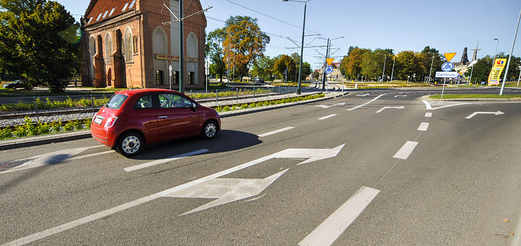 Podwjna strzaka w prawo – czy to uatwia kierowcom poruszanie si po rondzie?
