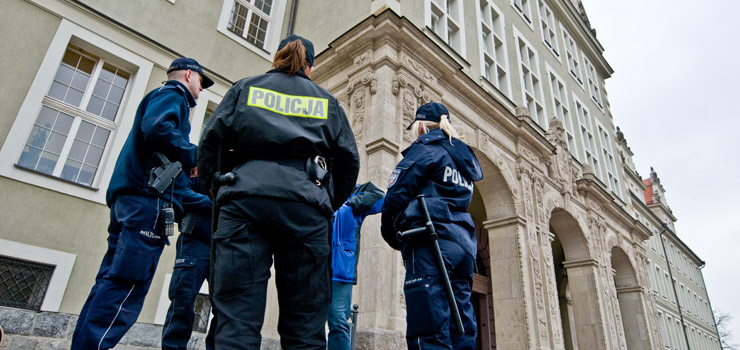 Alarm bombowy w Elblgu. Policjanci sprawdzaj budynki Sdw i Urzdu Skarbowego (aktualizacja)
