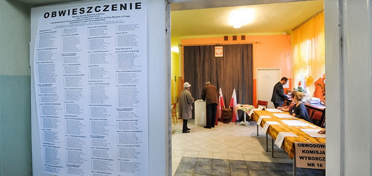 Uszkodzone plomby na urnach, niezmieniająca się frekwencja, 30 proc.nieważnych głosów. Czy do tego doszło w Elblągu?