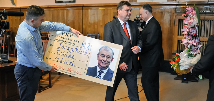 Podczas sesji RM Jerzy Wilk otrzymał bilet do... Gdańska, jako odpowiedź na jego propozycję, by elblążanie tam szukali pracy