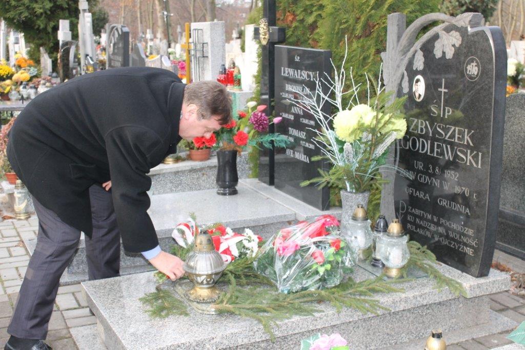 Prezydent zoy kwiaty na grobach ofiar Grudnia '70