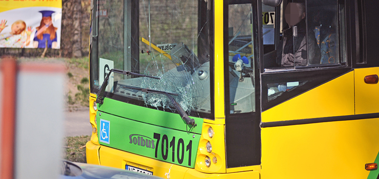 Zderzenie terenówki z autobusem na ul. Bema