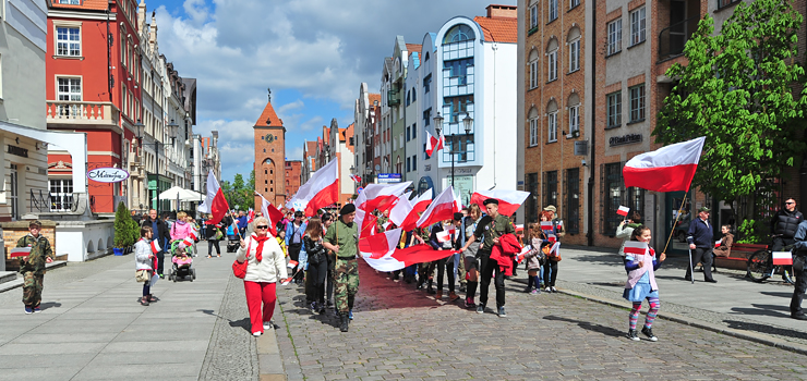 "Polska flaga wyraa jedno narodu". Elblanie wsplnie uczcili wito Flagi na Starym Miecie