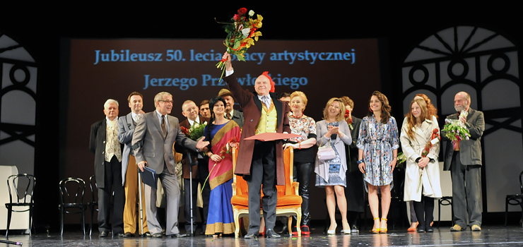 Cay teatr witowa 50-lecie pracy artystycznej aktora Jerzego Przewockiego. "Ludzie bij brawo ju cae p wieku!"
