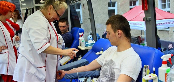 Darujc Krew Ratujesz ycie - otwarta akcja poboru krwi na Placu Sowiaskim