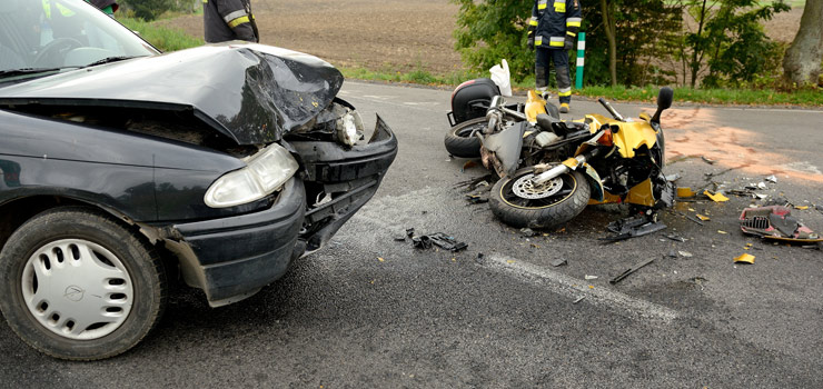 Wypadek na drodze nr 22: czoowe zderzenie motocykla z osobwk. Jedna osoba ranna