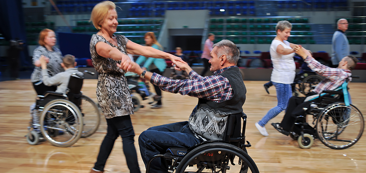 Zobacz zdjcia z warsztatw tanecznych dla osb poruszajcych si na wzkach inwalidzkich