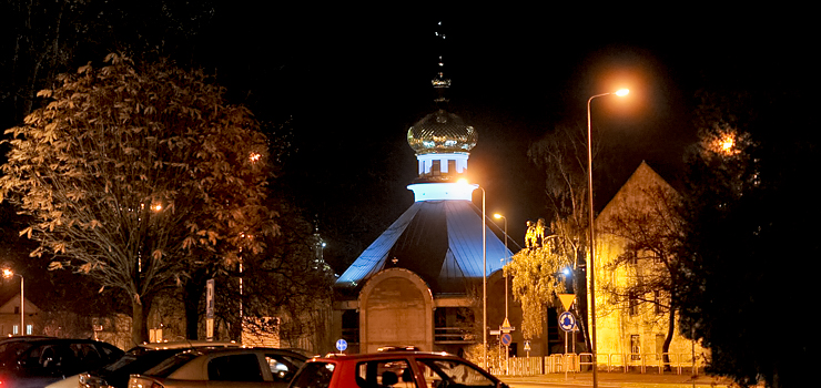 Nowa elblska cerkiew osigna stan surowy. Wieczorem jej zocist kopu rozwietla iluminacja