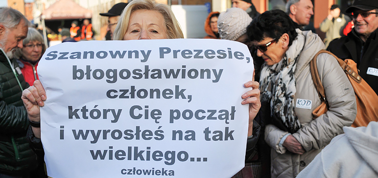 „Będziemy czynnie sprzeciwiać się takiemu działaniu PiS”. Elblążanie licznie wzięli udział w manifestacji KOD