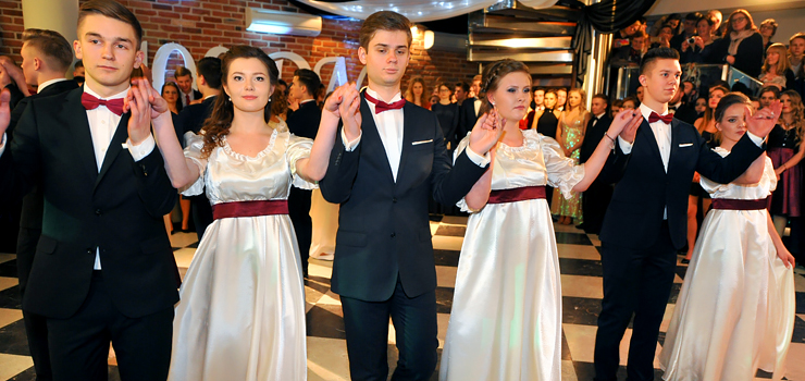 "To jest 70 rocznik, który opuszcza mury naszej szkoły". Zobacz, jak podczas Studniówki bawili się maturzyści II LO