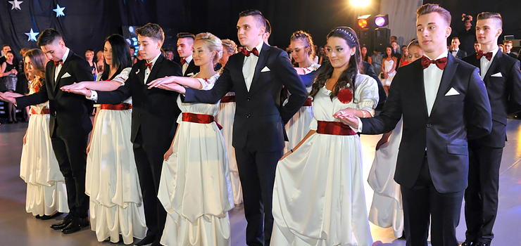 "Młodzież potrafi się bawić i uszanować tradycję". Zobacz zdjęcia ze Studniówki IV LO