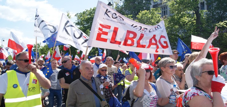 Elblanie w marszu KOD-u i opozycji w Warszawie. To najwiksza manifestacja w Polsce po 1989 roku
