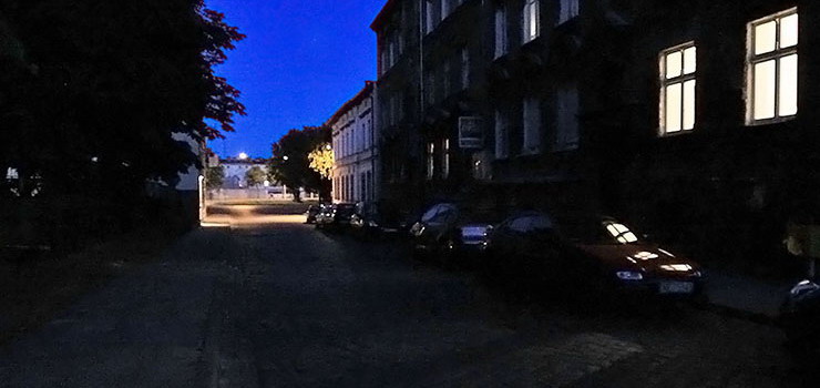 Mieszkacy Zamkowej od lat czekaj na owietlenie swojej ulicy. Co na to Miasto?