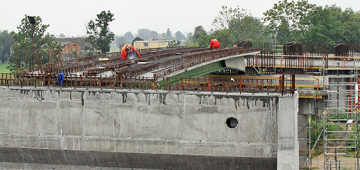 Nowy wiadukt na Warszawskiej zyskuje konstrukcj. Olbrzymie elementy dowoone s kolej