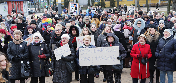 Elblążanki zastrajkowały i pokazały rządowi czerwoną kartkę