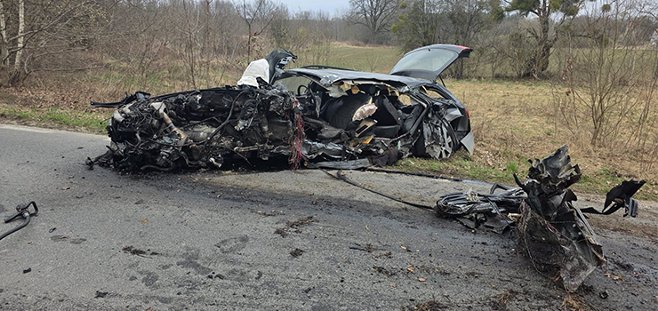 Tragedia pod Przezmarkiem. Audi A6 uderzyło w drzewo. Kierowca zginął na miejscu