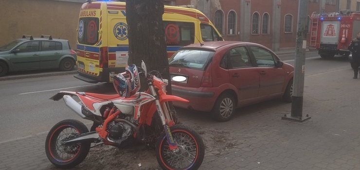 Mickiewicza: Zderzenie auta z motocyklem. 30-latek trafił do szpitala