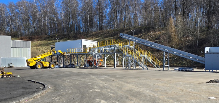 ZUO po pożarze. Mobilna sortownia już powstaje, na odbudowę hali trzeba jeszcze poczekać