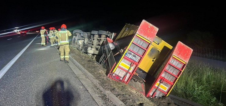 Pęknięta opona przyczyną wypadku na S7. Ciężarówka przewróciła się na poboczu