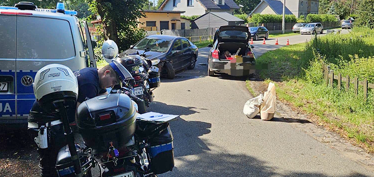 Policjanci prowadzą oględziny ustalając przebieg zdarzeń. Jedna osoba w szpitalu