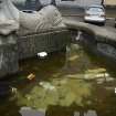 �mietnik w zabytkowej fontannie
