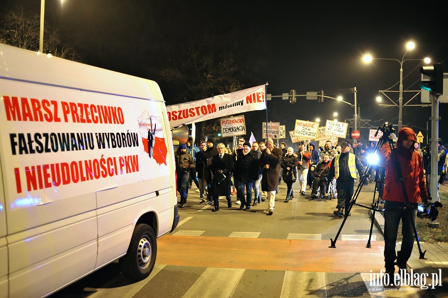Elblnie wyszli na ulic protestujc przeciwko faszerstwom wyborczym, fot. 46