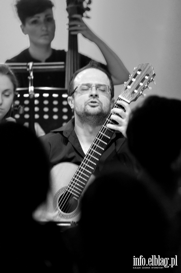 Charyzmatycznych gitarzysta klasyczny, Krzysztof Meisinger zagra z EOK, fot. 51