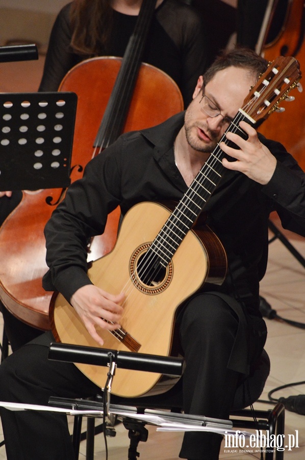 Charyzmatycznych gitarzysta klasyczny, Krzysztof Meisinger zagra z EOK, fot. 60