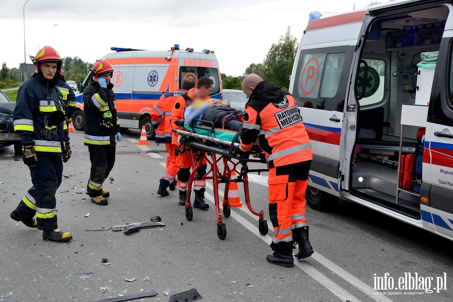 Wypadek przed mostem Unii Europejskiej. Dwie osoby ranne, fot. 15