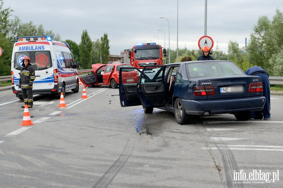 Wypadek przed mostem Unii Europejskiej. Dwie osoby ranne, fot. 23
