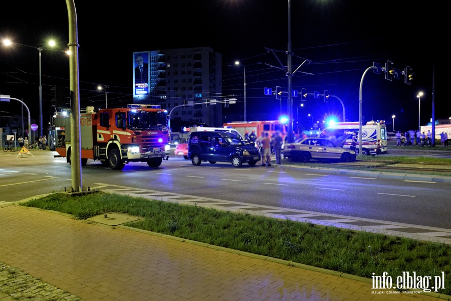 Wypadek na skrzyowaniu ul. Nowowiejskiej z 12 Lutego. Jedna poszkodowana osoba w szpitalu, fot. 1