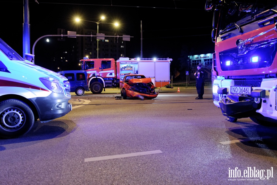 Wypadek na skrzyowaniu ul. Nowowiejskiej z 12 Lutego. Jedna poszkodowana osoba w szpitalu, fot. 13
