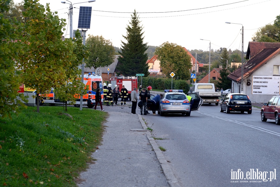 Zderzenie hondy z roverem w Milejewie. Ranny motorowerzysta przewieziony do szpitala, fot. 1