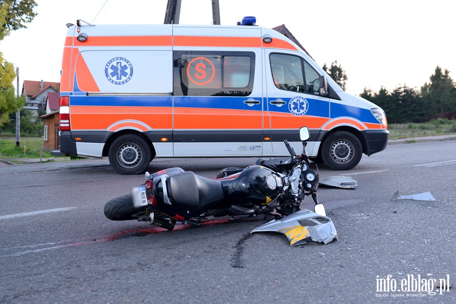 Zderzenie hondy z roverem w Milejewie. Ranny motorowerzysta przewieziony do szpitala, fot. 17