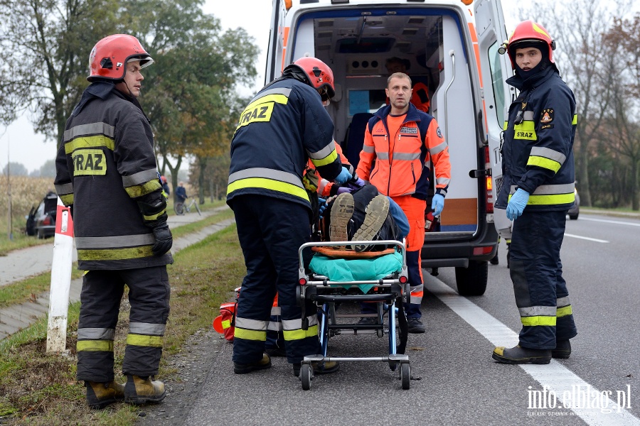 Wypadek w Kazimierzowie. Ranny kierowca przewieziony do szpitala po uderzeniu autem w drzewo, fot. 6