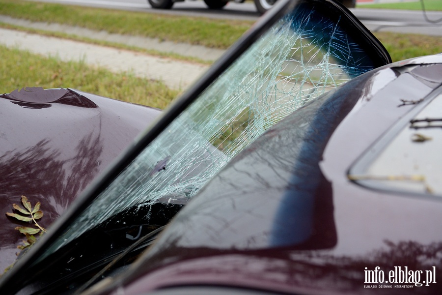 Wypadek w Kazimierzowie. Ranny kierowca przewieziony do szpitala po uderzeniu autem w drzewo, fot. 16